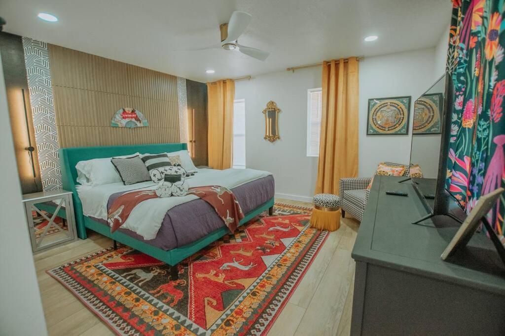 Bohemian Chic An Eclectic Escape-hot Tub-pet Friendly-no Pet Fees! Holiday home Albuquerque