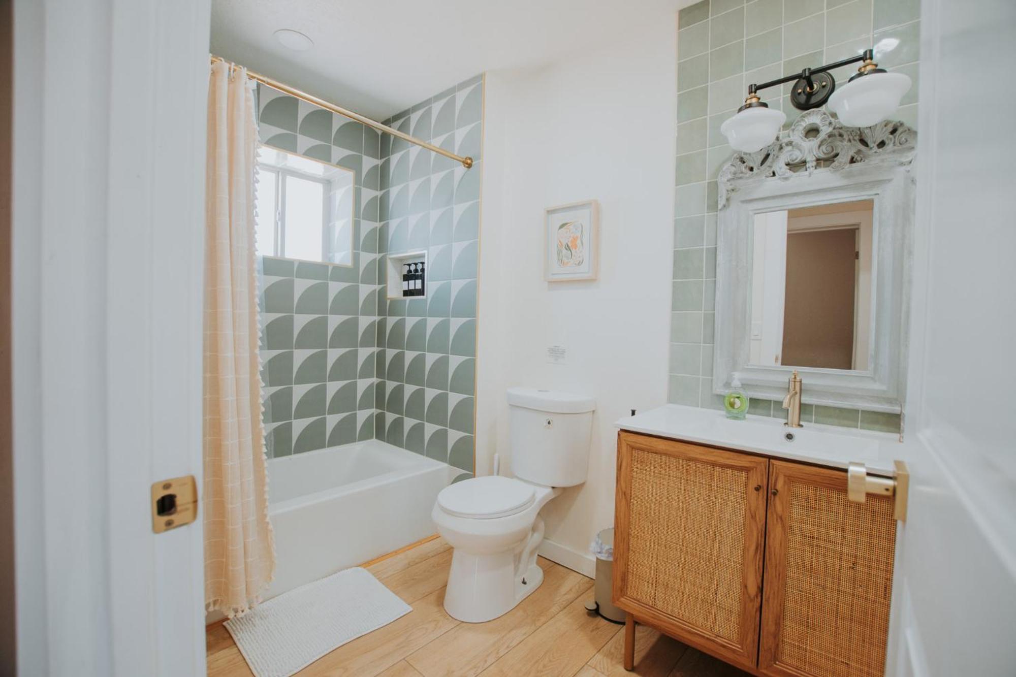 Bohemian Chic An Eclectic Escape-hot Tub-pet Friendly-no Pet Fees! Holiday home *