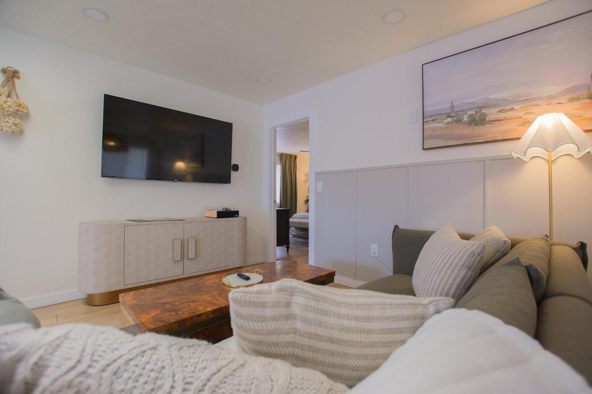 Bohemian Chic An Eclectic Escape-hot Tub-pet Friendly-no Pet Fees! Holiday home Albuquerque